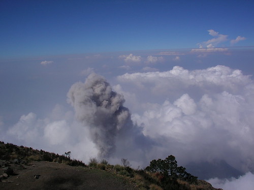Hike up the Volcán Santa María, 3770m, next to Xela