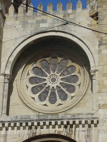 rose window from outside at se