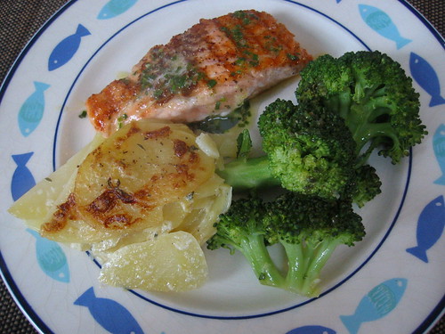Grilled salmon with gratin and broccoli in vinaigrette