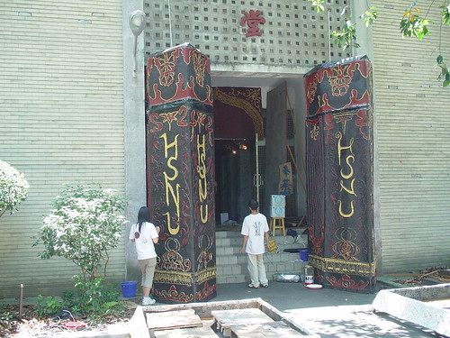 2005畢典前的中興堂門口